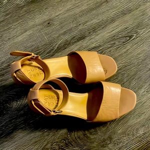 Platform Sandal 7.5 wide brand naturalizer colors tan